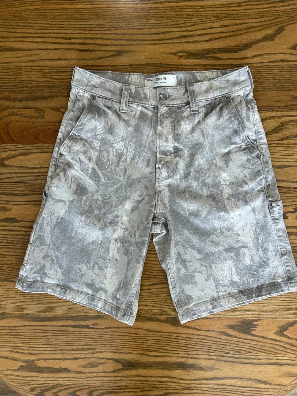 Hollister Men's Gray Camouflage Cargo Shorts, size 31, EUC